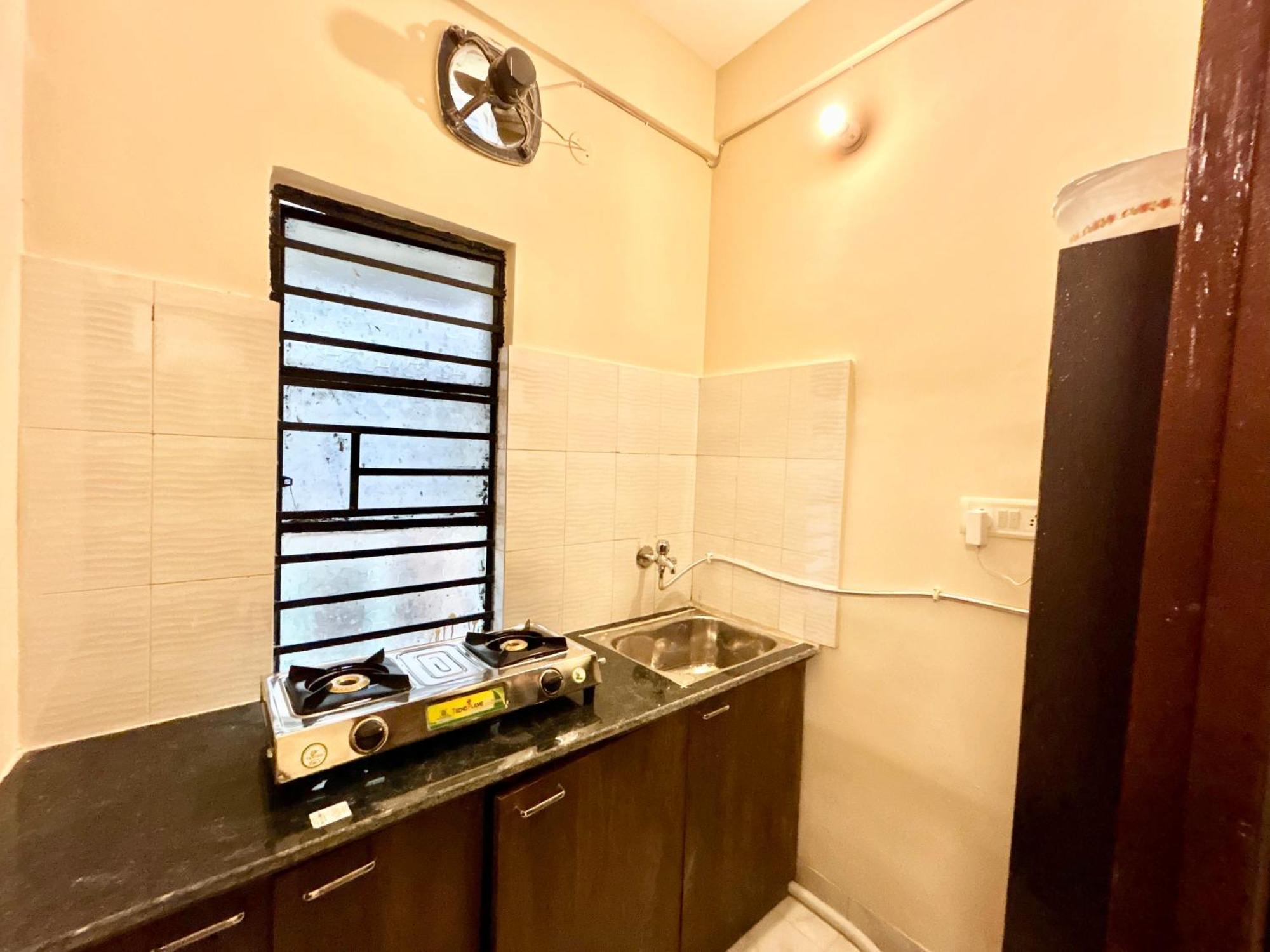 Cozy 2Bhk Apt Near Ruby Hospital & Em Bypass Kolkata Exterior photo